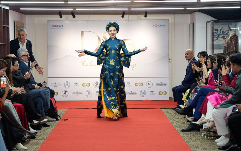 Trang phục do Lasen Vũ thiết kế.