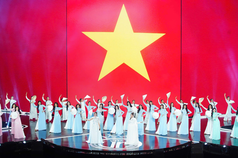 Đồng diễn trang phục áo dài.