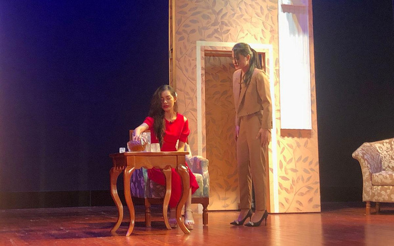 Châu Uyên (váy đỏ) trong vở kịch.