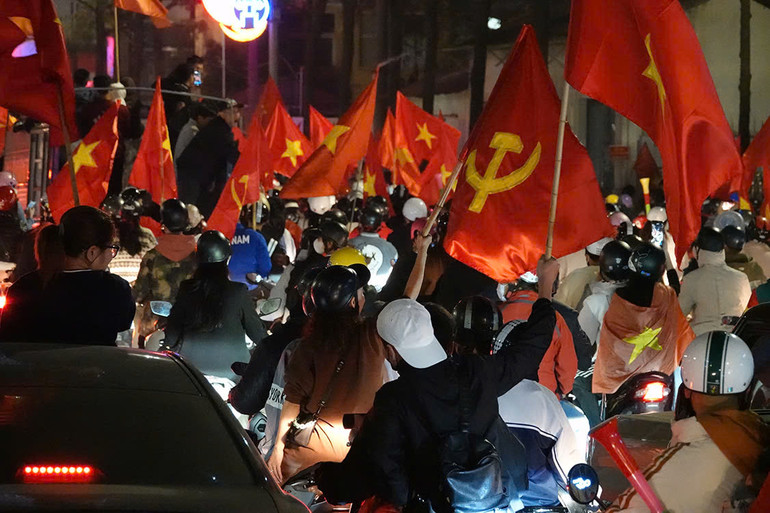 Người hâm mộ đổ ra đường mừng đội tuyển Việt Nam vô địch ASEAN Cup 2024 ảnh 34