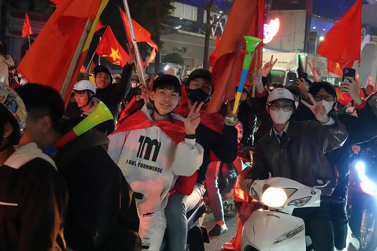 Người hâm mộ đổ ra đường mừng đội tuyển Việt Nam vô địch ASEAN Cup 2024 ảnh 35