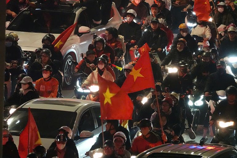 Người hâm mộ đổ ra đường mừng đội tuyển Việt Nam vô địch ASEAN Cup 2024 ảnh 36