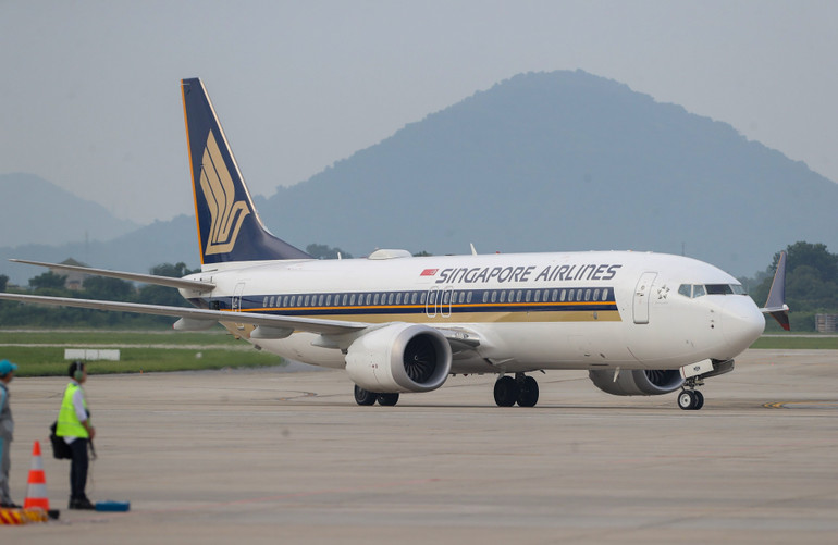 Chuyên cơ chở Thủ tướng Singapore Lý Hiển Long cùng đoàn đại biểu Singapore đến sân bay quốc tế Nội Bài (Hà Nội).