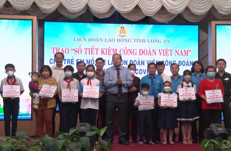 Lãnh đạo tỉnh trao sổ tiết kiệm cho con đoàn viên công đoàn bị mất cha, mẹ hoặc cả cha lẫn mẹ mất do Covid-19.