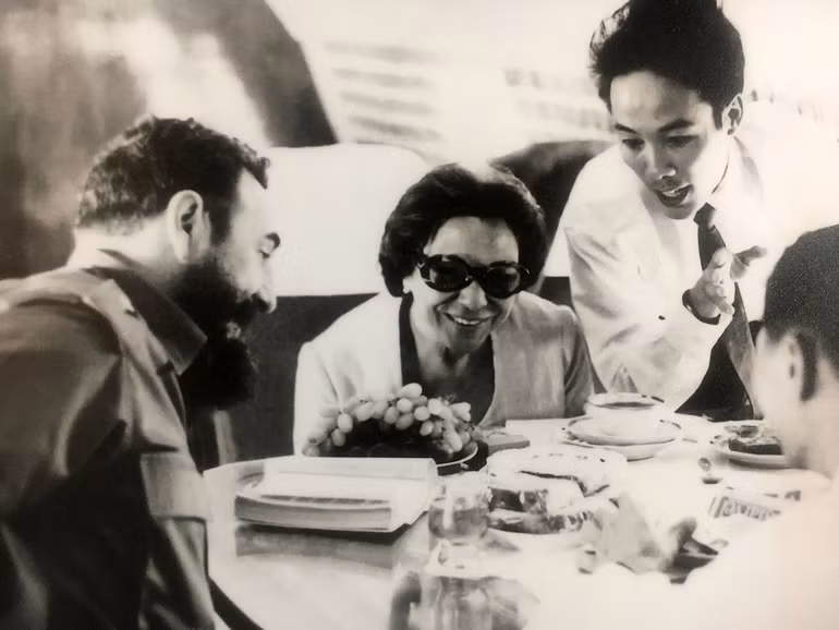 Chủ tịch Cuba Fidel Castro và bà Melba Hermandez, Chủ tịch đầu tiên của Ủy ban Đoàn kết với miền Nam Việt Nam (tiền thân của Hội Hữu nghị Cuba-Việt Nam ngày nay) và ông Nguyễn Xuân Phong cán bộ của Chính phủ cách mạng Lâm thời Cộng hòa miền nam Việt Nam trên chuyên cơ từ Thủ đô Algiers của đất nước Algeria đến Hà Nội năm tháng 9/1973. (Ảnh: Tư liệu)