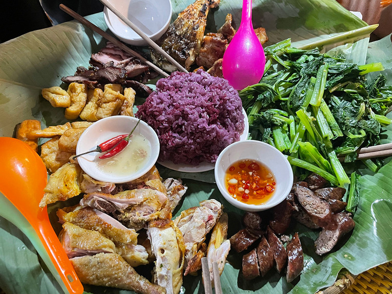 Mâm cơm của đồng bào Thái.