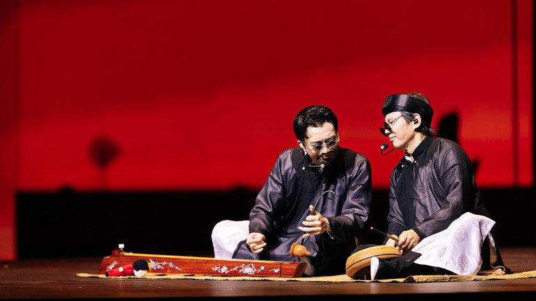 Soobin và Nghệ sĩ Nhân dân Huỳnh Tú trình bày tiết mục xẩm "Mục hạ vô nhân".