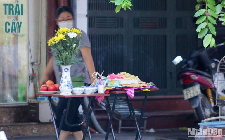Mâm cúng chúng sinh ngoài đường. (Ảnh: HÀ NAM)