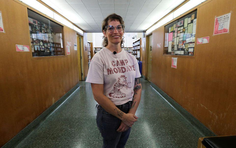 Nữ thủ thư Mc Kellar.