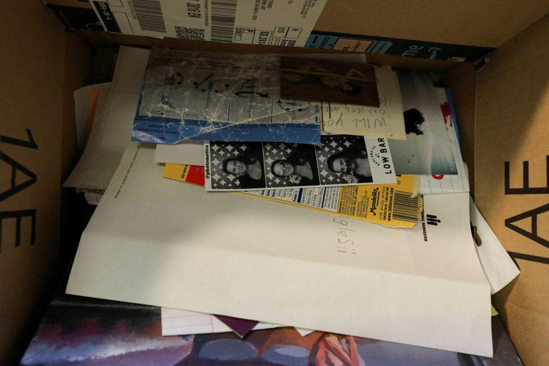 Những vật dụng,giấy tờ được chị Mc Kellar lưu giữ trong những chiếc phong bì.