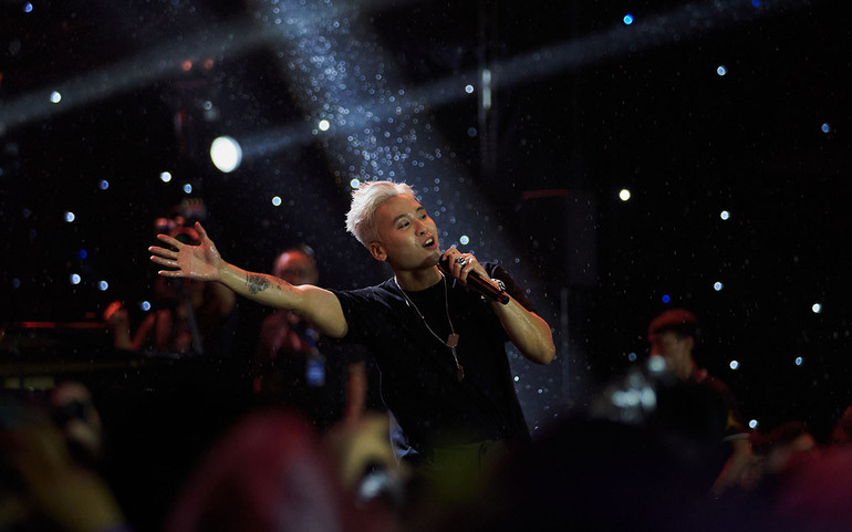 Nghệ sĩ cũng phiêu mặc dù mưa ngày càng nặng hạt.