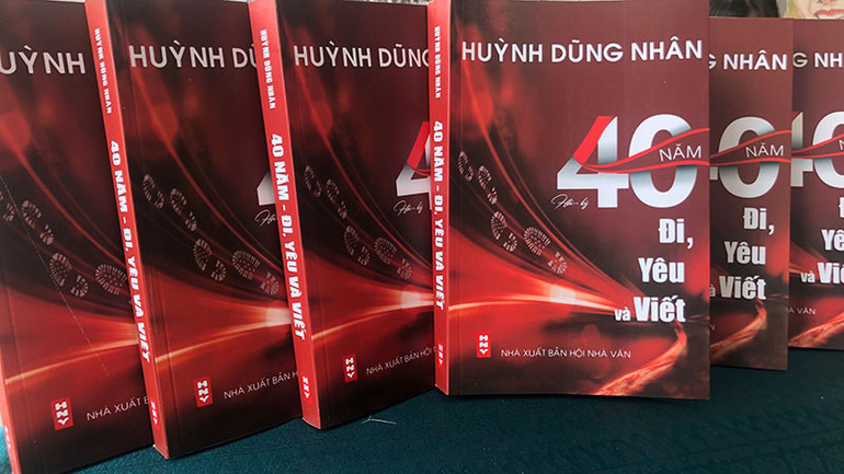 Cuốn hồi ký “40 năm đi, yêu và viết”.