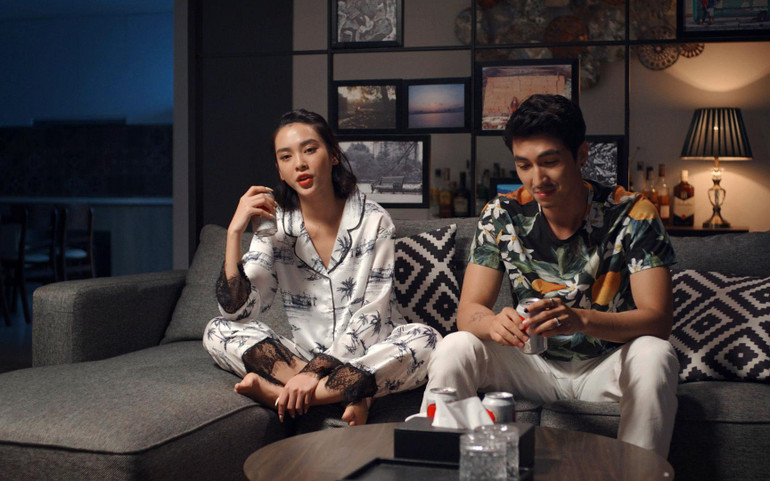 Quỳnh Lương và Bình An vào vai một cặp vợ chồng bất đắc dĩ, không có tình yêu nhưng tôn trọng và bảo vệ nhau.