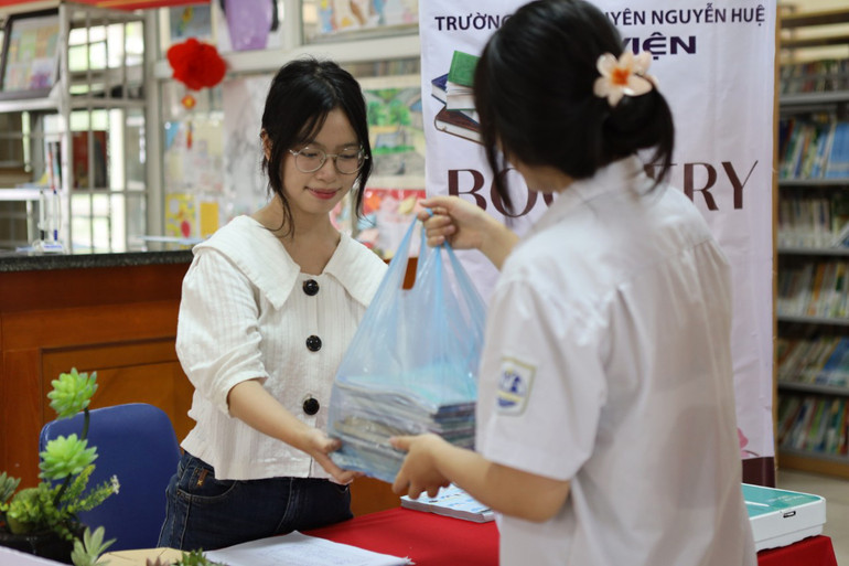 Học sinh đến quyên góp sách tại thư viện Trường chuyên THPT Nguyễn Huệ.