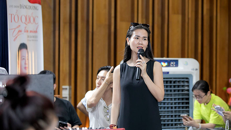 Ca sĩ Võ Hạ Trâm tại một buổi tập.