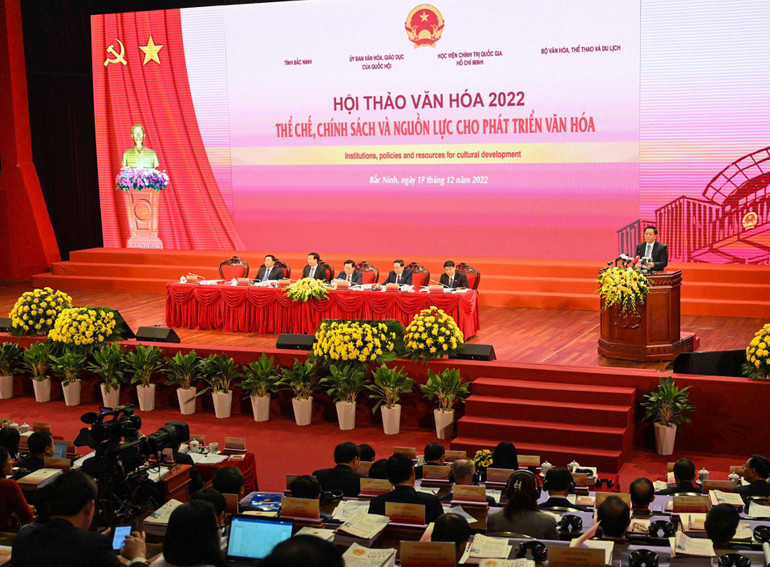 Tham luận của đồng chí Nguyễn Trọng Nghĩa mở đầu phiên chuyên đề của Hội thảo.