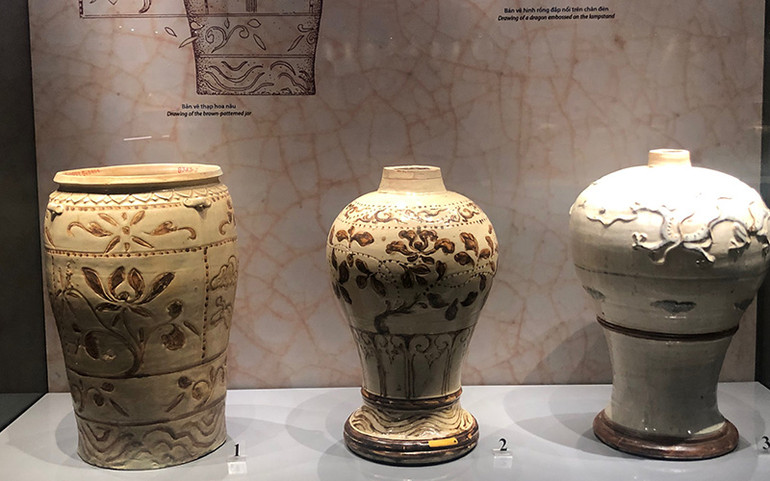 Thạp gốm, chân đèn thế kỷ 14.