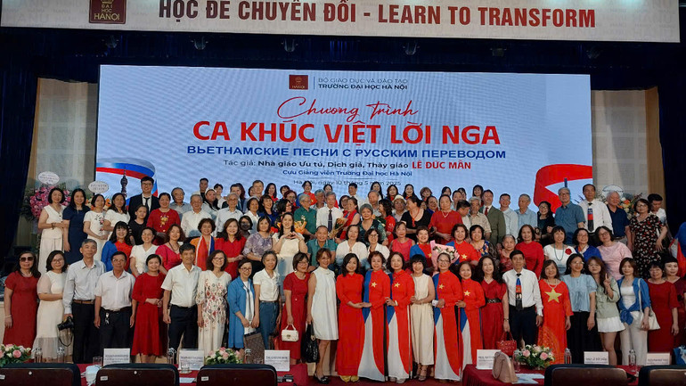 Dịch giả Lê Đức Mẫn và đông đảo đại biểu, khán giả tại buổi lễ.