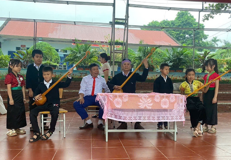 Ông Thùng Văn Đôi, người có uy tín ở bản Nà Ín, xã Chà Nưa, huyện Nậm Pồ truyền dạy cho các cháu học sinh cách chơi Tính Tẩu - một trong những nhạc cụ truyền thống của đồng bào dân tộc Thái ở Chà Nưa.