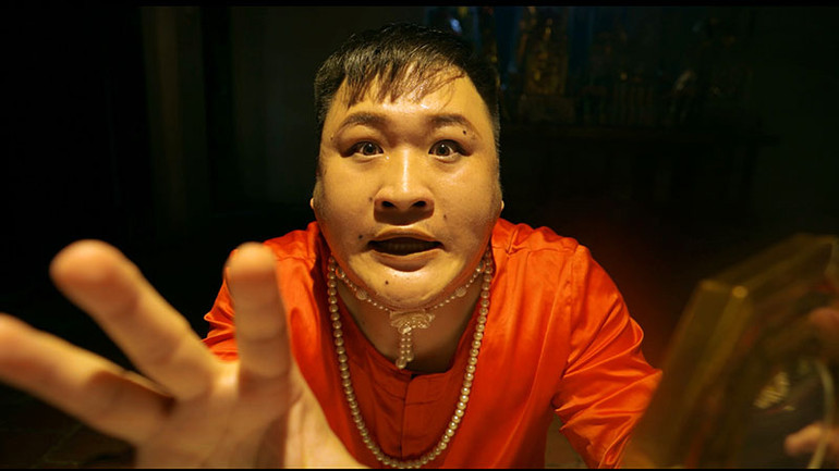 "Thiên lôi" Mạnh Dũng vào một vai đầy đe dọa nhưng vẫn gây cười.