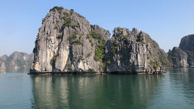 Vẻ đẹp ấn tượng của những dãy núi đá vôi trong Vịnh.