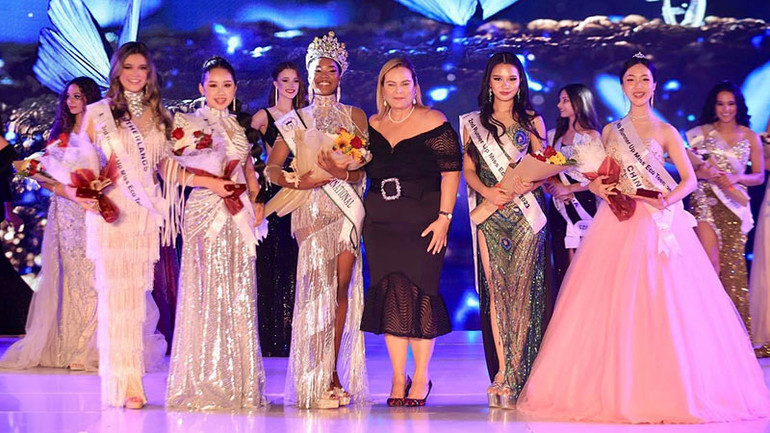 Các thí sinh giành giải cao nhất cuộc thi chụp ảnh cùng nhà sáng lập, Tiến sĩ Amaal Rezk. Các thí sinh giành giải cao nhất cuộc thi chụp ảnh cùng nhà sáng lập, Tiến sĩ Amaal Rezk.