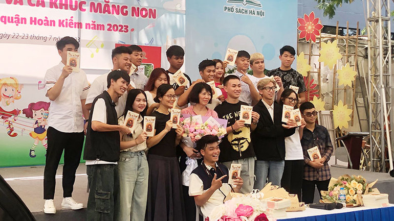 Tác giả Vũ Thị Minh Họa cùng các bạn đồng nghiệp của con trai út.