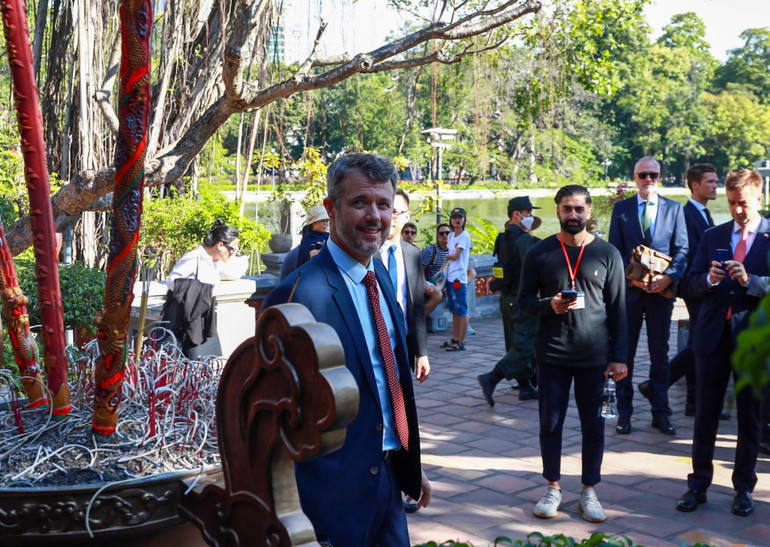 Thái tử kế vị Đan Mạch tham quan di tích lịch sử đền Ngọc Sơn.