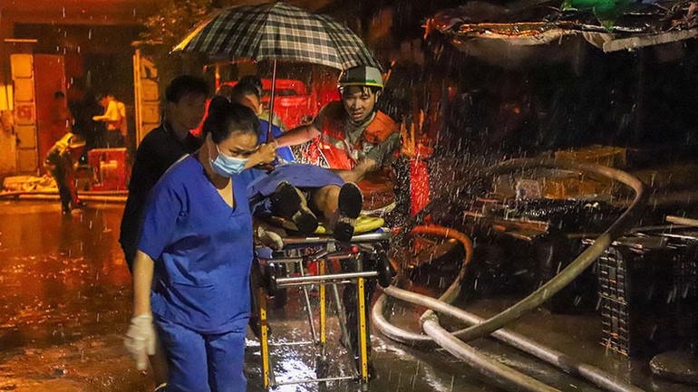 Các lực lượng chức năng có mặt tại hiện trường.