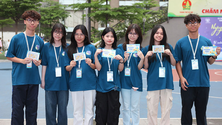 Các học sinh trong nhóm tư vấn.