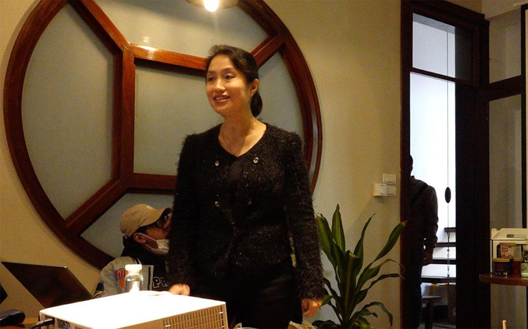 Bà Lê Mai Hạnh, Phó Giám đốc tổ chức Save Vietnam's Wildlife chia sẻ về chương trình gây quỹ "Xuân sum vầy, muôn loài đủ đầy" và bảo tồn mèo rừng. (Ảnh: Ban tổ chức)