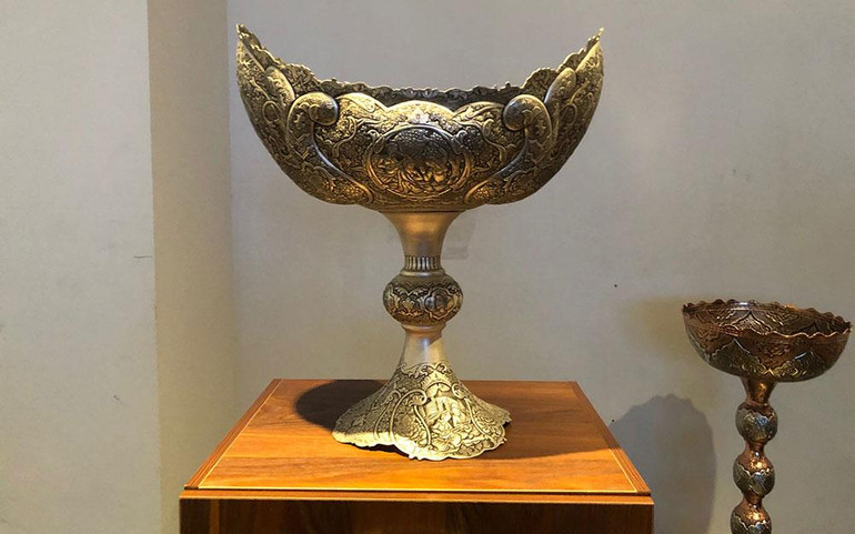 Chiếc ang được chạm khắc những chi tiết theo câu chuyện từ những vần thơ. Chiếc ang được chạm khắc những chi tiết theo câu chuyện từ những vần thơ.