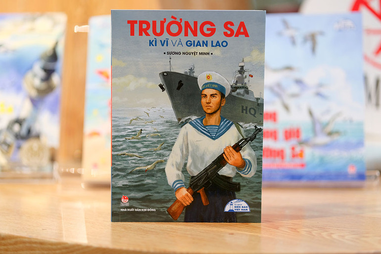 “Trường Sa kì vĩ và gian lao” của tác giả Sương Nguyệt Minh.