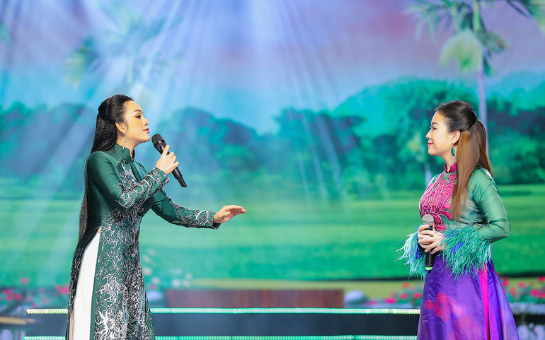 Ca sĩ Tân Nhàn và ca sĩ Thu Hà.