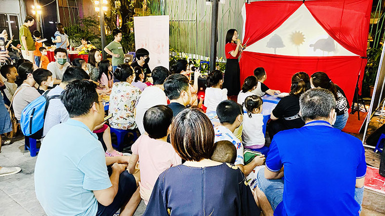 Bạn đọc nhỏ tuổi hào hứng tham gia các hoạt động sáng tạo.