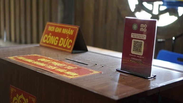 Quét mã QR tiền công đức, tài trợ. (Ảnh: giacngo.vn)