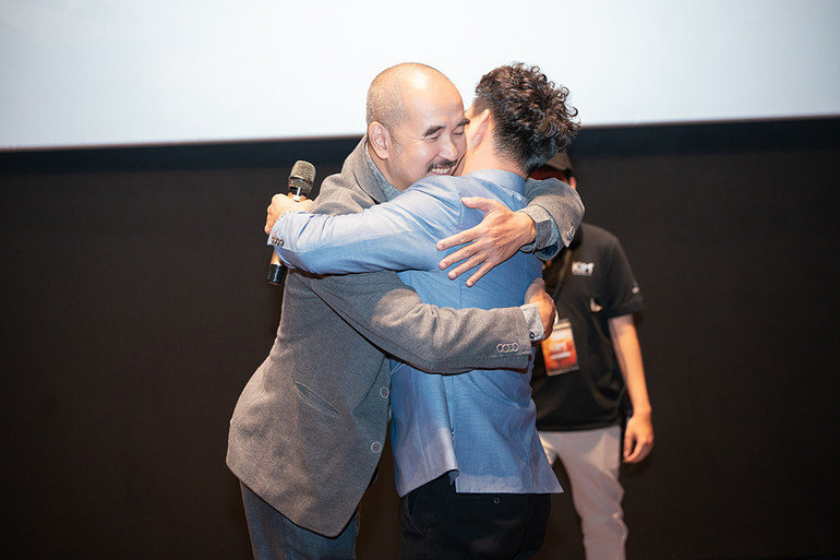 NSND Xuân Bắc gửi tới đạo diễn Bùi Thạc Chuyên cái ôm chúc mừng.