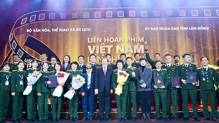 Các nghệ sĩ, nhà làm phim của Điện ảnh Quân đội nhân dân dự Liên hoan phim Việt Nam.