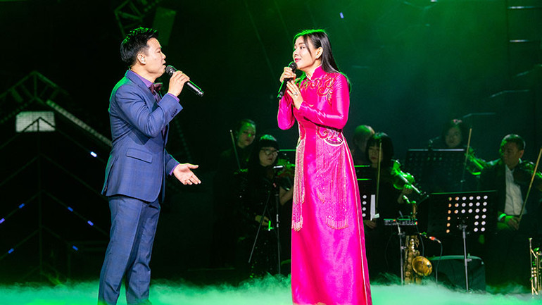 Vũ Thắng Lợi và ca sĩ Bùi Lê Mận.