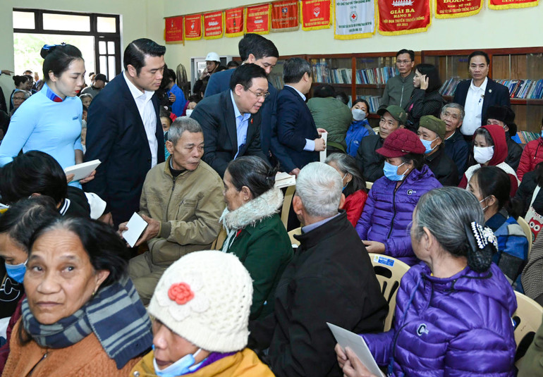 Chủ tịch Quốc hội Vương Đình Huệ thăm hỏi, tặng quà Tết cho từng người dân trong hội trường.