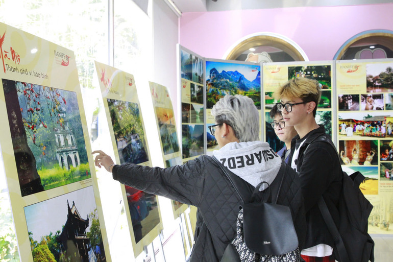 Triển lãm thu hút nhiều khán giả trẻ.