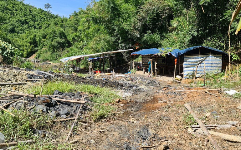 Nhiều lán trại với sức chứa hàng chục người được dựng lên phục vụ cho việc ăn, ở trong quá trình khai thác vàng trái phép.