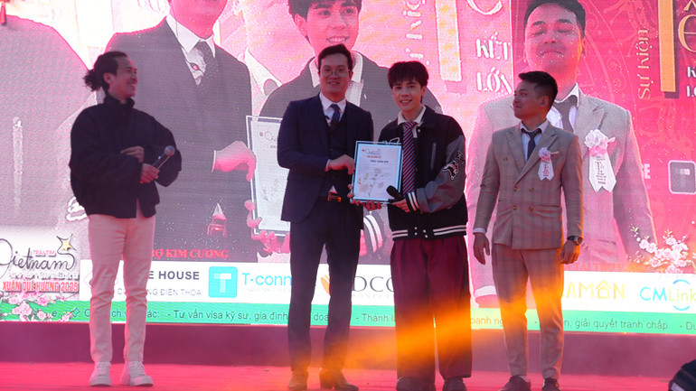 Ca sĩ Quang Hùng MasterD nhận Thư cảm ơn của BTC vì những đóng góp cho chương trình cộng đồng Xuân quê hương - Trái tim Việt Nam.