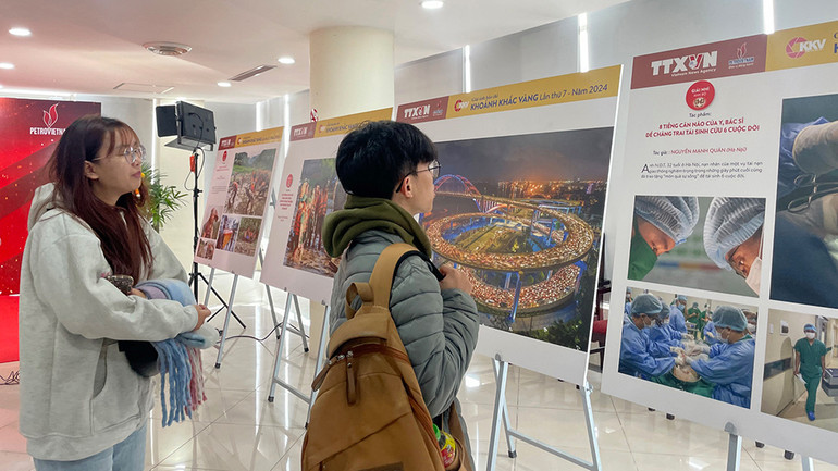 Triển lãm thu hút đông đảo các bạn trẻ.