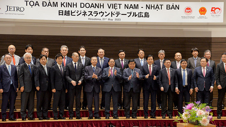 Thủ tướng Phạm Minh Chính chụp ảnh lưu niệm với các đại biểu Nhật Bản tham dự Toạ đàm. Thủ tướng Phạm Minh Chính chụp ảnh lưu niệm với các đại biểu Nhật Bản tham dự Toạ đàm.