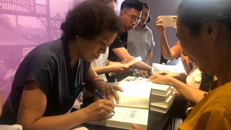 Tác giả Đào Thị Diến ký tặng sách độc giả.