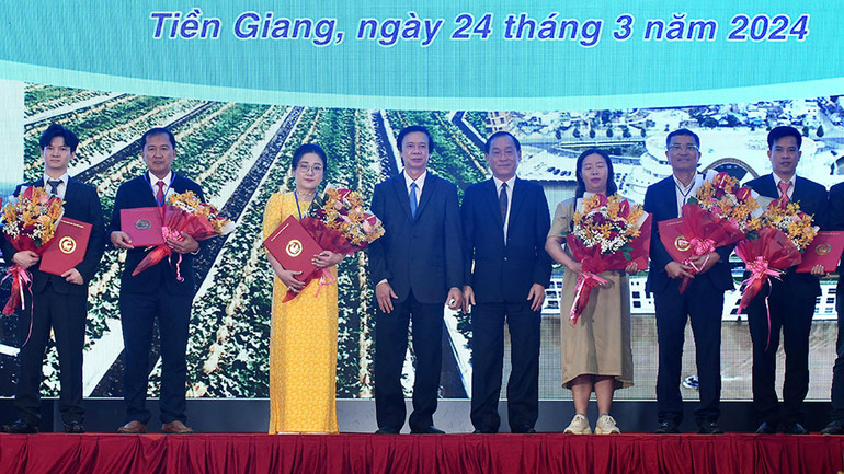 Lãnh đạo tỉnh Tiền Giang trao chấp thuận, giấy phép cho các nhà đầu tư.