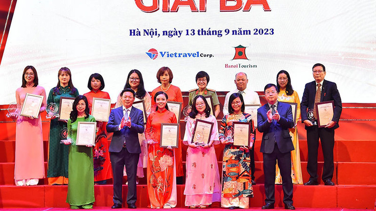 Các tác giả giành giải ba. Các tác giả giành giải ba.