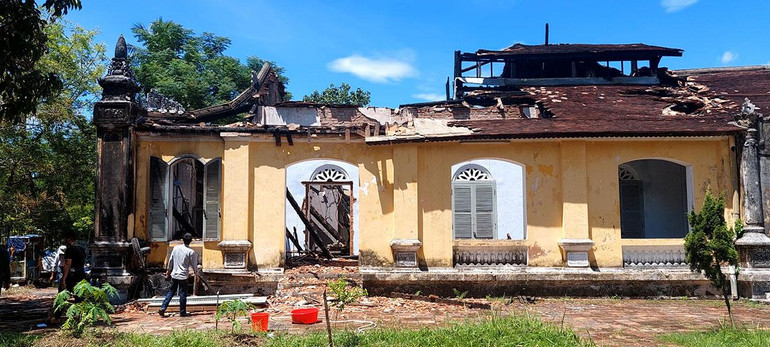 Vụ cháy xảy ra khoảng 14 giờ ngày 17/8 làm hỏng hơn 1/3 mái nhà của dãy nhà bên phải - nơi đang được trưng bày hiện vật, chủ yếu là tranh, ảnh giới thiệu giai đoạn đầu của cuộc kháng chiến chống Pháp.