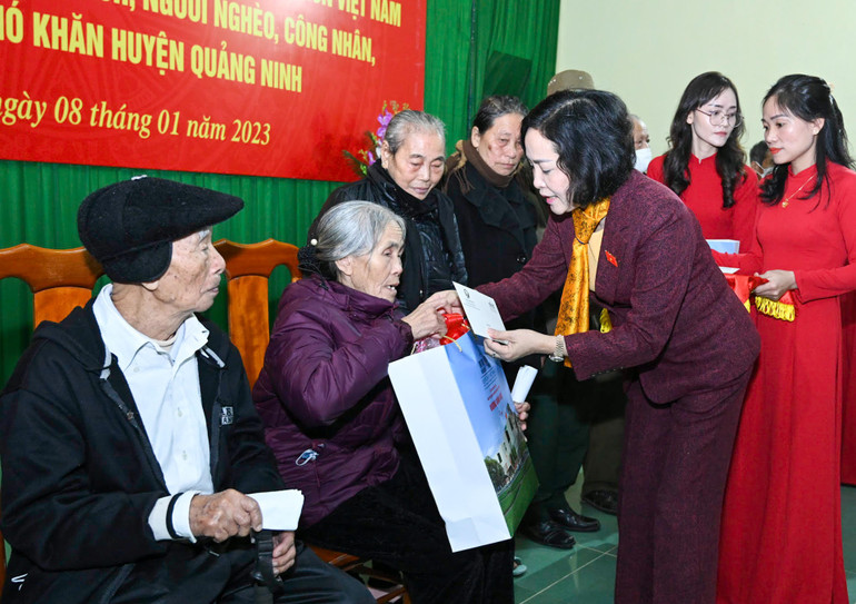 Trưởng ban Công tác đại biểu Nguyễn Thị Thanh tặng quà Tết gia đình chính sách, hộ nghèo trên địa bàn huyện Quảng Ninh.